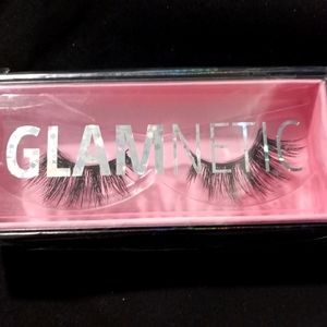 Glamnetic lashes in "Bombshell"